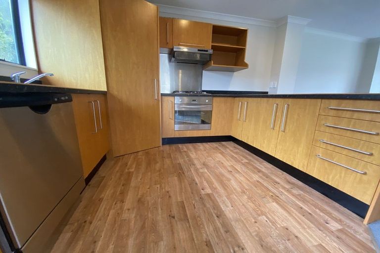 Photo of property in 2 Stella Grove, Newlands, Wellington, 6037