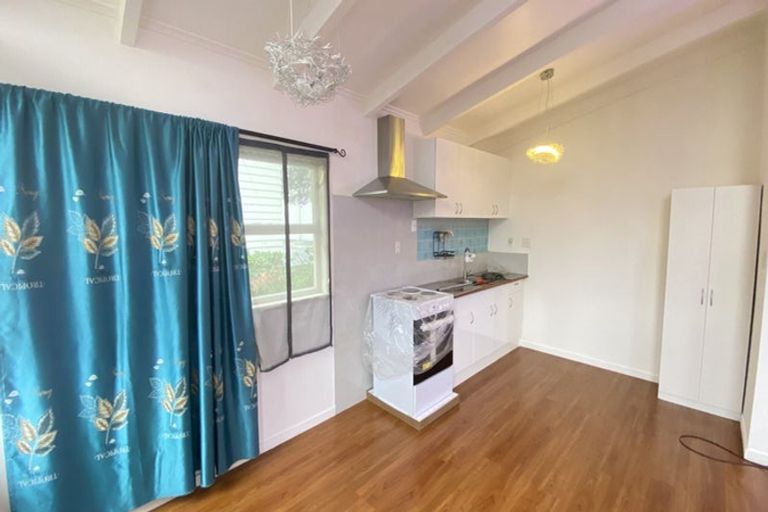Photo of property in 5a Springbank Lane, Te Atatu Peninsula, Auckland, 0610