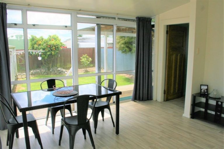 Photo of property in 6 Carlisle Street, Levin, 5510