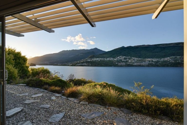 Photo of property in 11 Mincher Road, Kelvin Heights, Queenstown, 9300