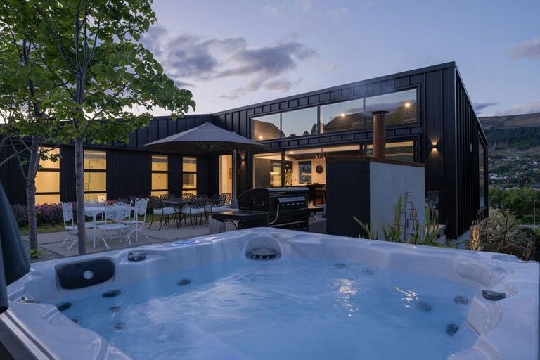 Photo of property in 8 Spring Hill Road, Kelvin Heights, Queenstown, 9300