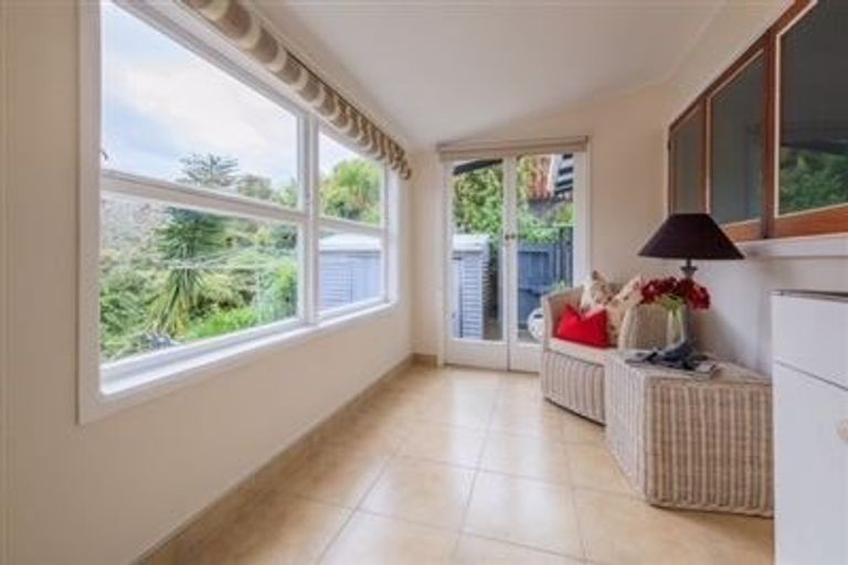 Photo of property in 6 Shearwater Rise, Rothesay Bay, Auckland, 0630