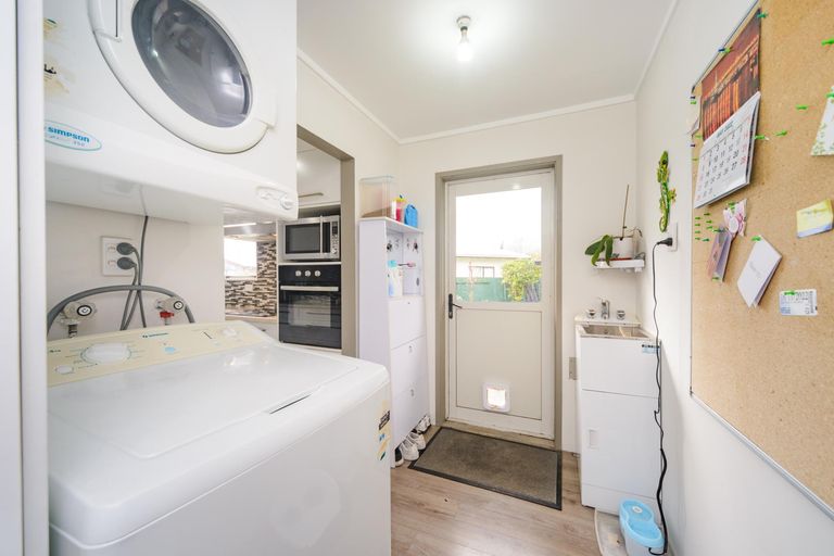Photo of property in 17 Hilton Grove, Kelvin Grove, Palmerston North, 4414