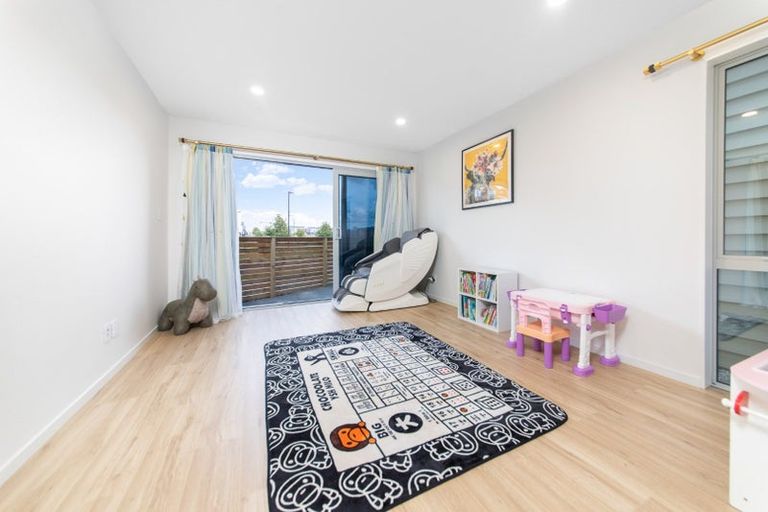Photo of property in 10 Hea Road, Hobsonville, Auckland, 0616