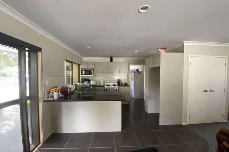 Photo of property in 10 Cedar Heights Avenue, Massey, Auckland, 0614