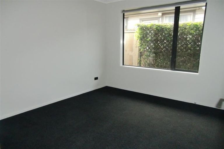 Photo of property in 28 Queens Road, Glen Avon, New Plymouth, 4312