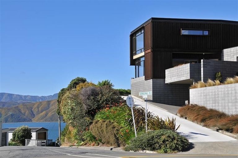 Photo of property in 2 Tai Paku Paku Road, Karaka Bays, Wellington, 6022