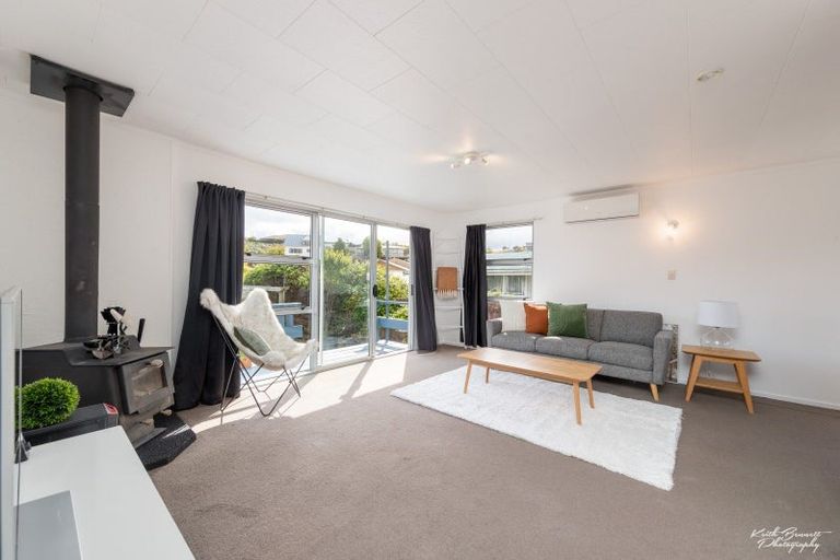 Photo of property in 43 Blueberry Grove, Timberlea, Upper Hutt, 5018