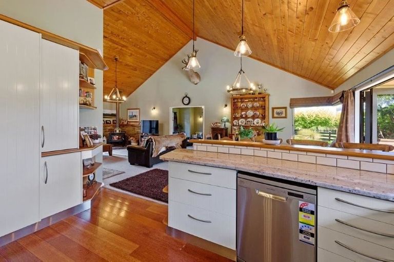 Photo of property in 64 Muhunoa Road West, Ohau, Levin, 5570