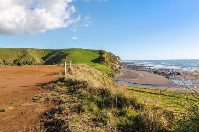 Photo of property in 2 Washer Road, Omata, New Plymouth, 4374