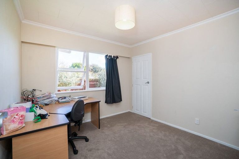 Photo of property in 4 Wikiriwhi Crescent, Awapuni, Palmerston North, 4412