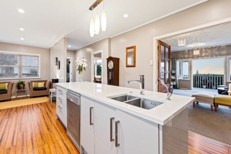 Photo of property in 29 Masterton Road, Rothesay Bay, Auckland, 0630