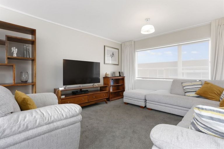 Photo of property in 2/29 Rangitoto Terrace, Milford, Auckland, 0620