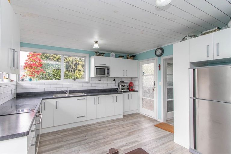 Photo of property in 6 Kowhai Street, Inglewood, 4330