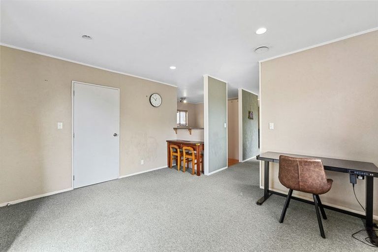 Photo of property in 2/12 Helicon Place, Totara Vale, Auckland, 0629