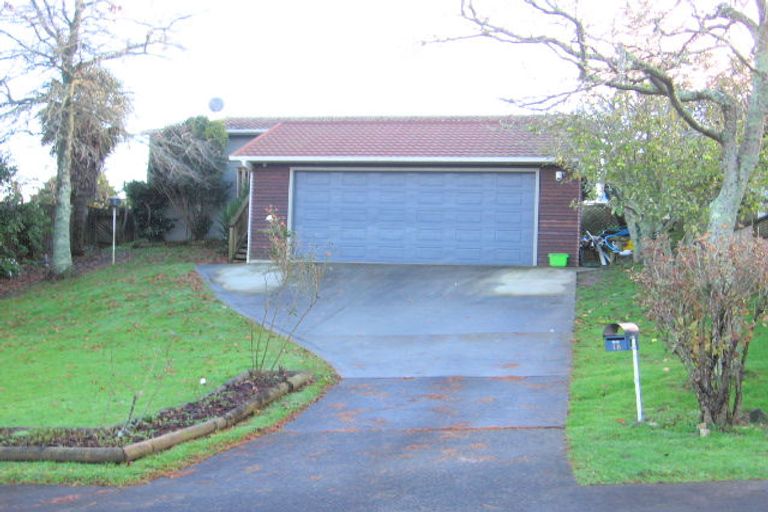 Photo of property in 18 Elsted Place, Goodwood Heights, Auckland, 2105