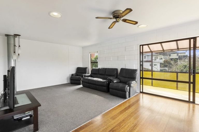 Photo of property in 2/90 Browns Bay Road, Rothesay Bay, Auckland, 0630