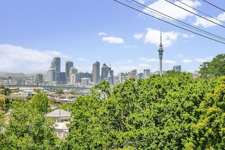 Photo of property in 31 Huka Road, Birkenhead, Auckland, 0626