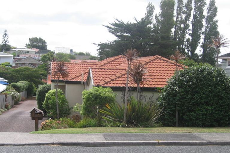 Photo of property in 1/19 Trafalgar Road, Milford, Auckland, 0620