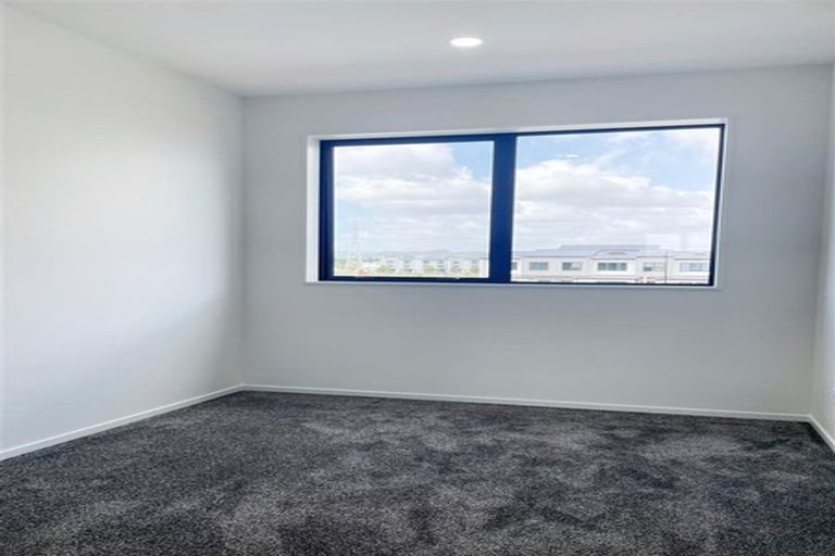 Photo of property in 8 Harikoa Way, Karaka, 2113