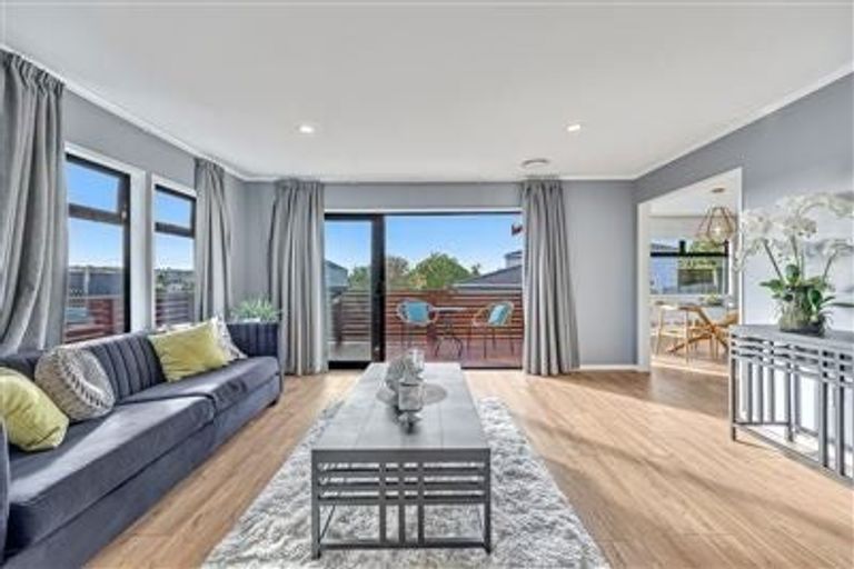 Photo of property in 11 Raphael Place, West Harbour, Auckland, 0618