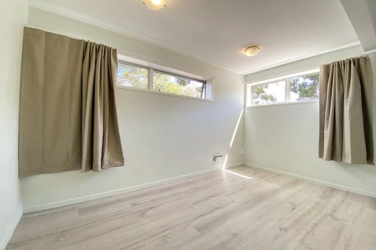 Photo of property in 13 Halcombe Place, Green Bay, Auckland, 0604