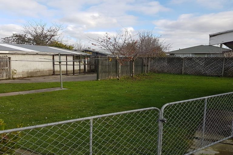 Photo of property in 17 Eglinton Street, Avondale, Christchurch, 8061