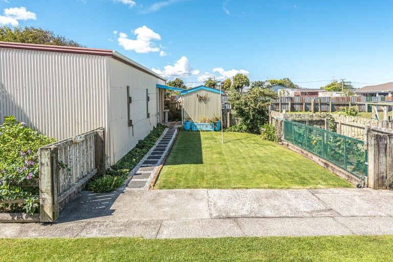 Photo of property in 18 Swinbourne Street, Waverley, 4510