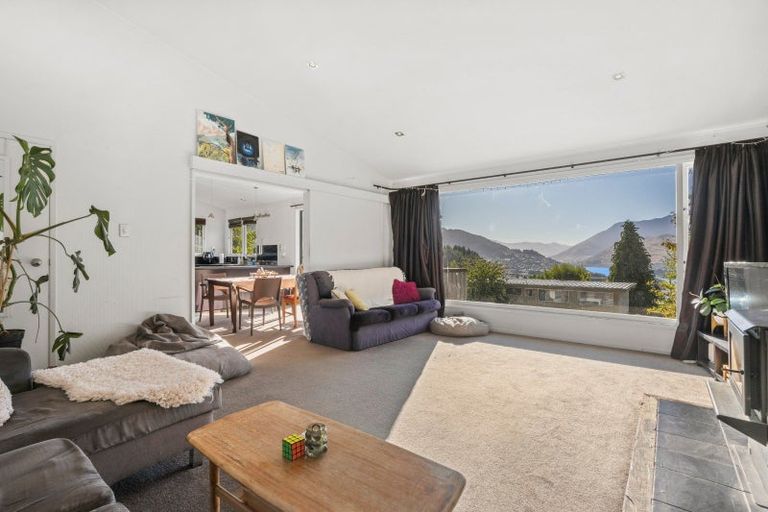 Photo of property in 6 Wynyard Crescent, Fernhill, Queenstown, 9300