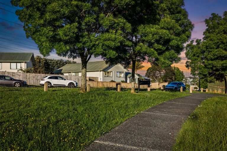 Photo of property in 11 Killygordon Place, Massey, Auckland, 0614