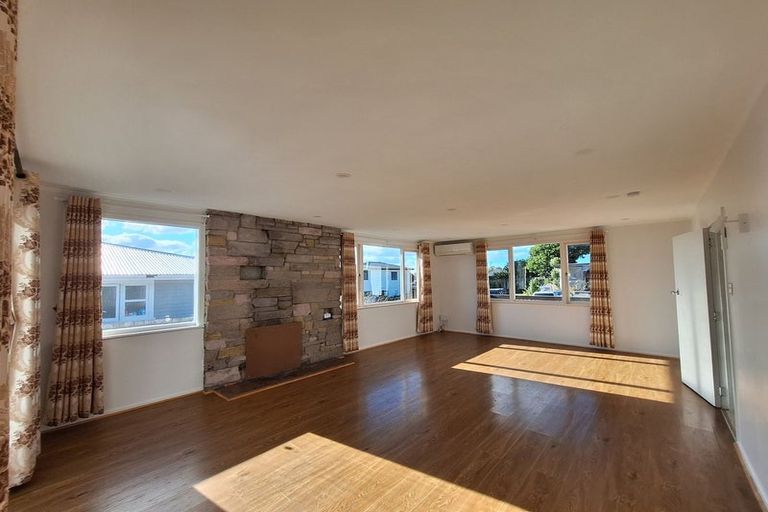 Photo of property in 6 Daphne Street, Kelston, Auckland, 0602