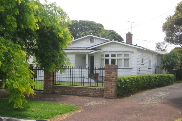 Photo of property in 8 Nolan Road, Greenlane, Auckland, 1051