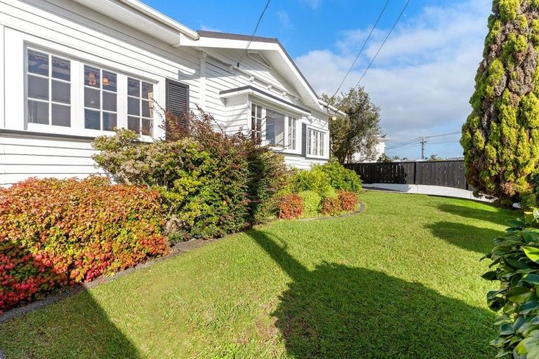 Photo of property in 1 Manor Place, Point Chevalier, Auckland, 1022