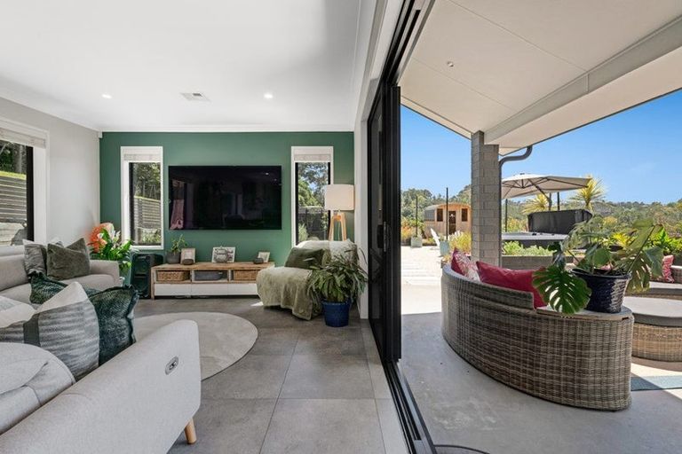 Photo of property in 8 Roberts Road, Matakatia, Whangaparaoa, 0930