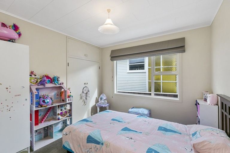 Photo of property in 31 Brooker Grove, Newlands, Wellington, 6037