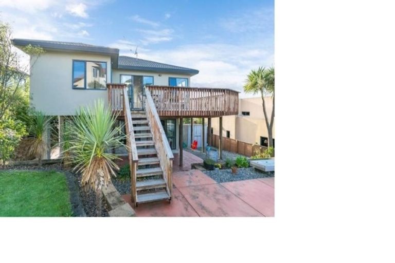 Photo of property in 4 Forbes Lane, Newlands, Wellington, 6037