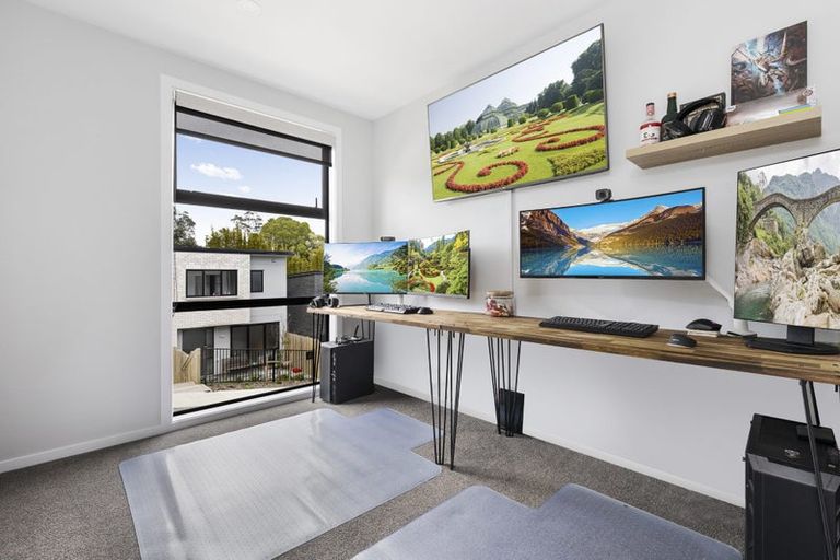 Photo of property in 18 Tokai Place, Glen Eden, 0602