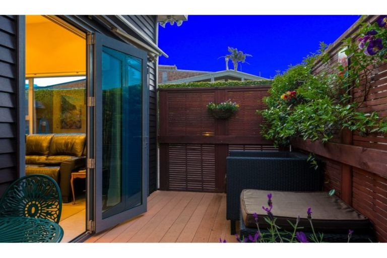 Photo of property in 5a Bernleigh Terrace, West Harbour, Auckland, 0618