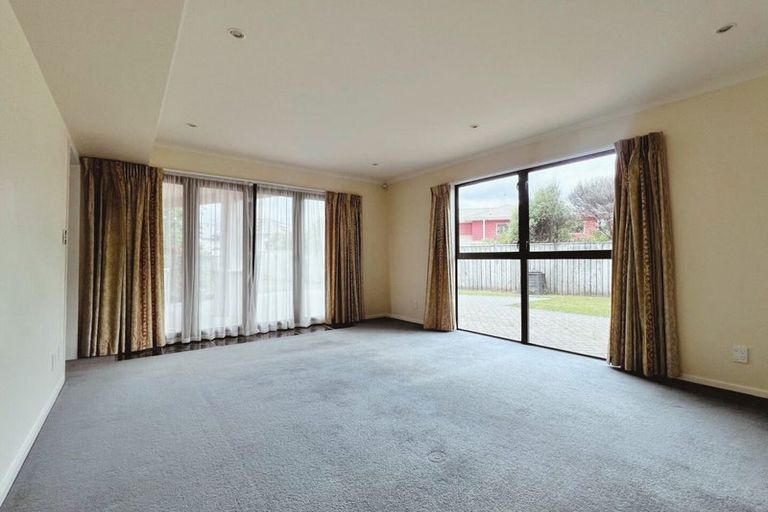 Photo of property in 24 Pendennis Point, Camborne, Porirua, 5026