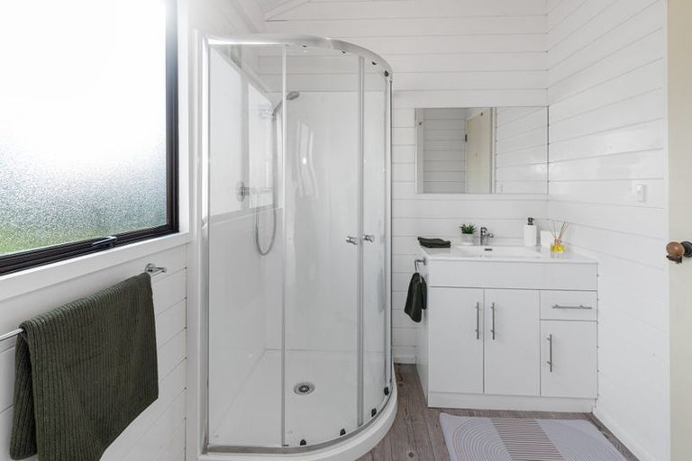 Photo of property in 802 Waitakere Road, Kumeu, 0891