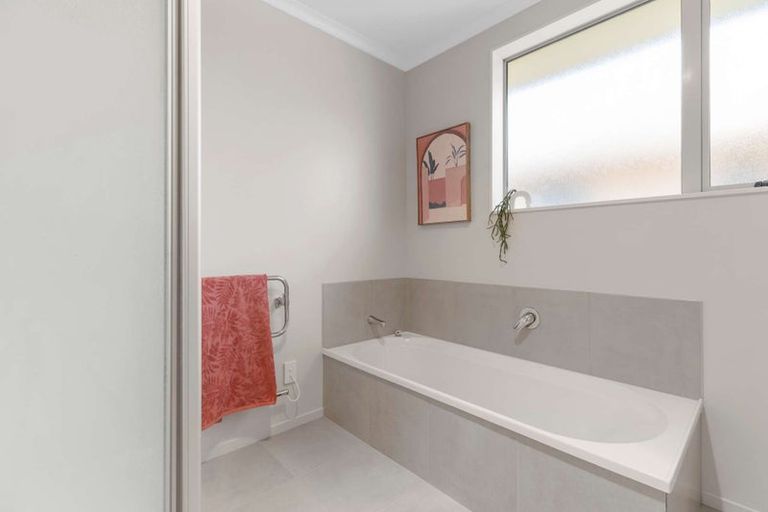 Photo of property in 16 Ripple Grove, Waiuku, 2123