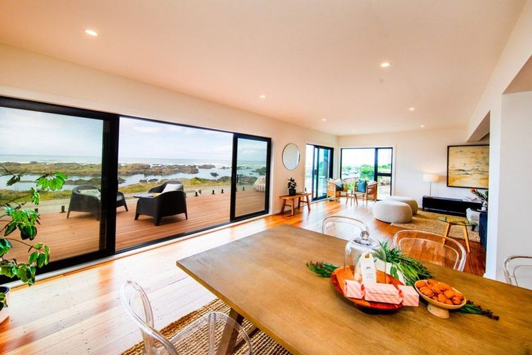 Photo of property in 354 The Esplanade, Island Bay, Wellington, 6023
