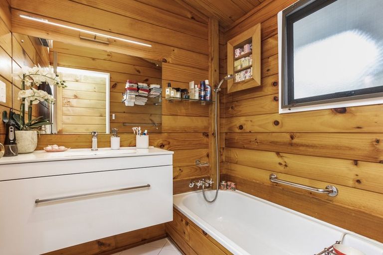 Photo of property in 3 Waterlea Avenue, Mangere Bridge, Auckland, 2022