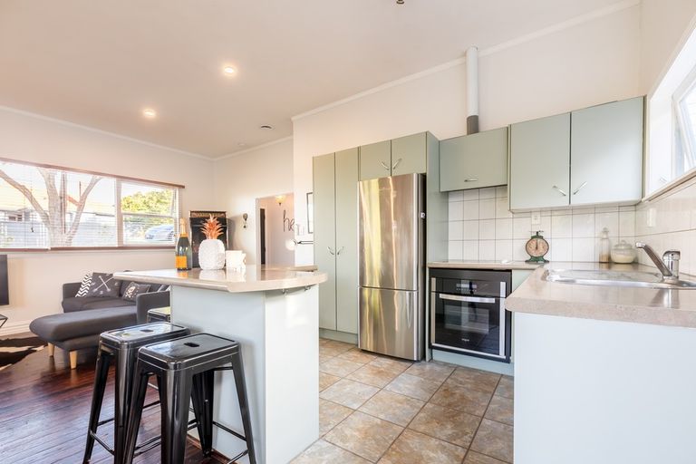 Photo of property in 48 Eastglen Road, Glen Eden, Auckland, 0602
