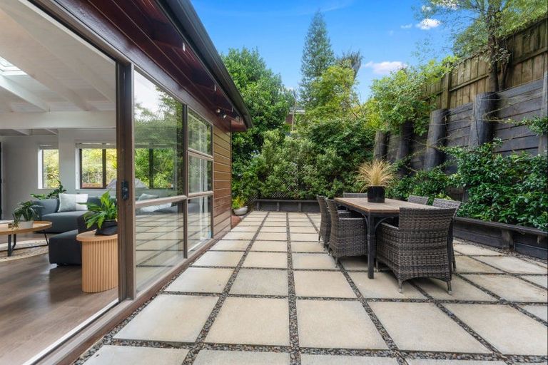 Photo of property in 3/57 Pupuke Road, Birkenhead, Auckland, 0627