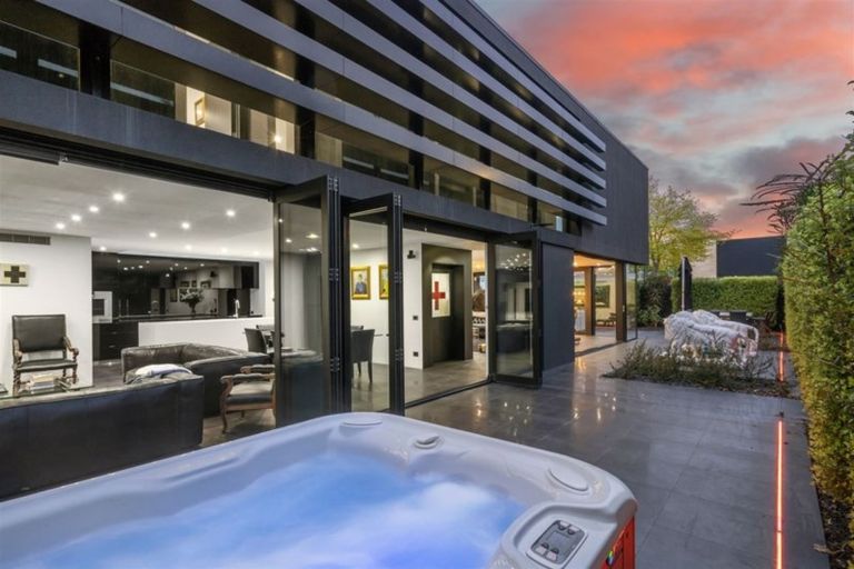 Photo of property in 116 Aikmans Road, Merivale, Christchurch, 8014