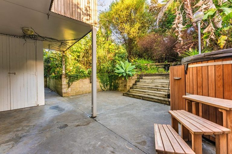 Photo of property in 28 Chelverton Terrace, Red Beach, 0932