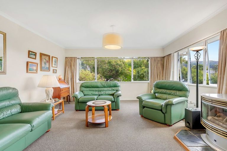 Photo of property in 4 Ranui Terrace, Tawa, Wellington, 5028