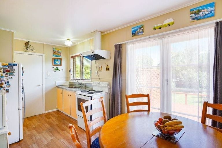 Photo of property in 43 Taupo Street, Green Bay, Auckland, 0604