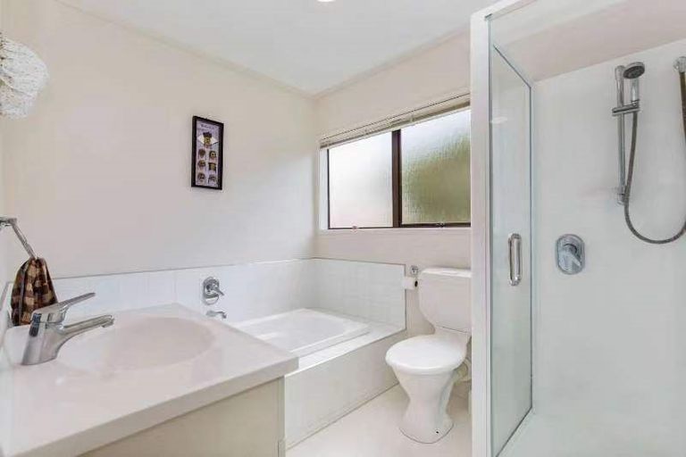 Photo of property in 8 Gillan Place, Bayview, Auckland, 0629